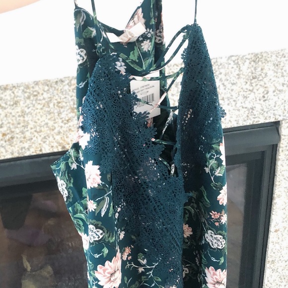 NWT Wayf Posie Lace Strappy Criss-Cross Camisole - Picture 7 of 7